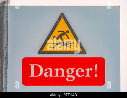 Le signe de danger dans l'aube, Utah vue en hiver. Le signe de danger avec une illustration d'une personne marchant sur la glace mince. Panneau de sécurité sur la zone dangereuse avec t Banque D'Images