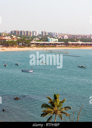 Sur la mer de l'appartement, comprenant, des bâtiments, du survol du littoral et la ville de métro. La mer bleu calme dispose d'un certain nombre de petits bateaux de pêche ancrés dans c Banque D'Images