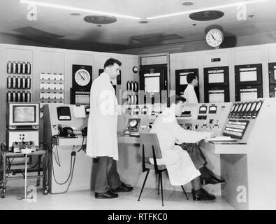 Les techniques nucléaires dans la salle de contrôle, 1959 Banque D'Images