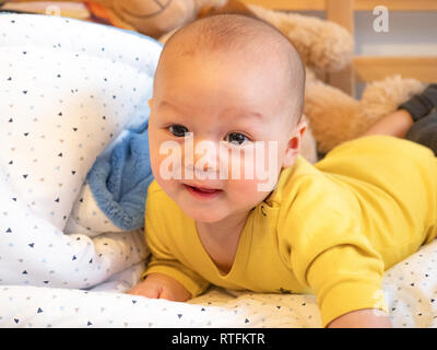 4 mois mixed race woman asiatiques à heureux sourire et rire à l'appareil photo, Enfants en santé bébé garçon. Bébé commence à ramper Banque D'Images