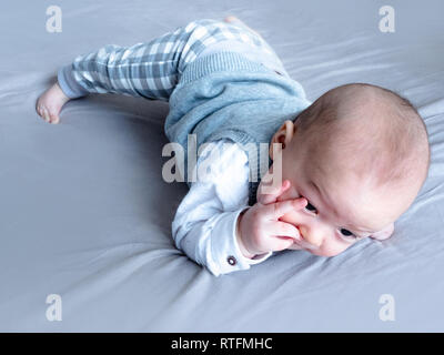 4 mois mixed race woman asiatiques à heureux sourire et rire à l'appareil photo, Enfants en santé bébé garçon. Bébé commence à ramper Banque D'Images