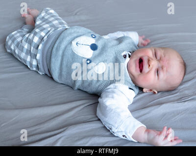 4 mois mixed race woman asiatiques à heureux sourire et rire à l'appareil photo, Enfants en santé bébé garçon. Bébé commence à ramper Banque D'Images