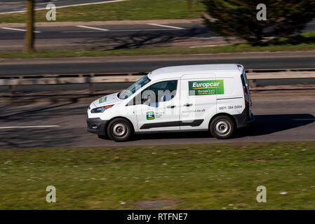 Europcar van blanc conduisant sur la route. Location de voitures et de fourgonnettes, location de véhicules Banque D'Images