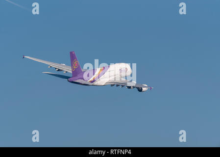 Thai Airways International très gros porteur Airbus A380 avion de ligne avion HS-TUF décollant de l'aéroport Heathrow de Londres, Royaume-Uni, en bleu ciel. Le départ du vol. Banque D'Images