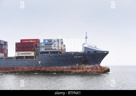 Porte-conteneurs, d'un cargo en hiver, la mer Baltique canal, canal d'expédition de la mer Baltique, Allemagne, région de Kaliningrad, Russie, 16 Décembre 2018 Banque D'Images