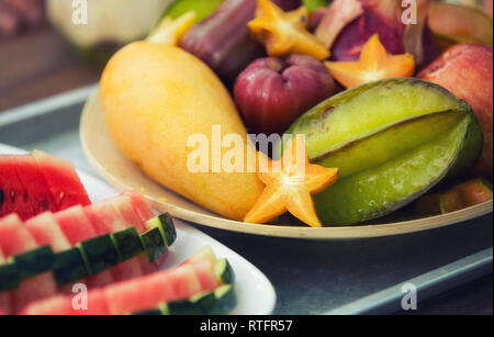 Variété de fruits exotiques tropicaux sur une plaque Banque D'Images