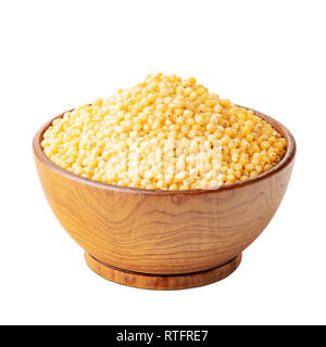 Millet dans un bol en bois isolé sur blanc Banque D'Images