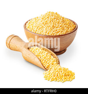 Millet dans un bol en bois avec une boule isolated on white Banque D'Images