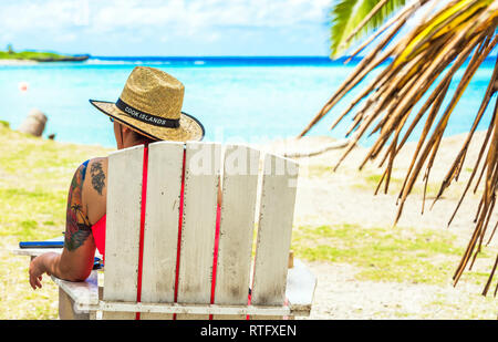 COOK, ÎLES DU PACIFIQUE SUD - 30 septembre 2018 : une femme dans un chapeau est assis dans une chaise longue. Avec selective focus Banque D'Images