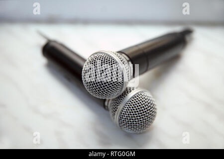 Close up 2 microphone pour chanter une chanson duo concept . Deux microphones d'argent plus isolé sur fond blanc Banque D'Images