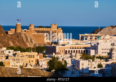 Sultanat d'Oman, Muscat, fort Mirani et Al Alam Palace du Sultan Qaboos Banque D'Images
