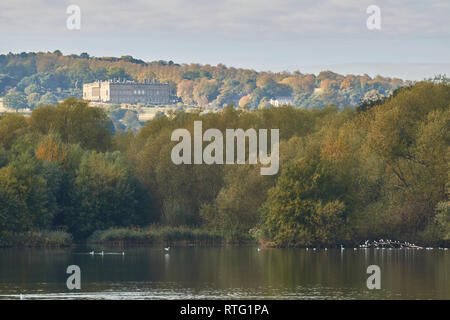 Jardins du Château de Worsbrough Wentworth réservoir usine paysage d'automne, South Yorkshire, Angleterre, Royaume-Uni, Europe Banque D'Images