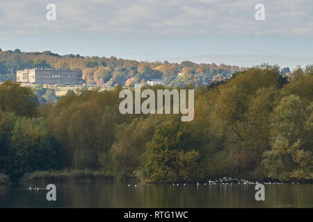 Jardins du Château de Worsbrough Wentworth réservoir usine paysage d'automne, South Yorkshire, Angleterre, Royaume-Uni, Europe Banque D'Images