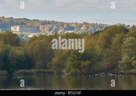 Jardins du Château de Worsbrough Wentworth réservoir usine paysage d'automne, South Yorkshire, Angleterre, Royaume-Uni, Europe Banque D'Images