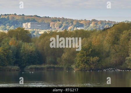 Jardins du Château de Worsbrough Wentworth réservoir usine paysage d'automne, South Yorkshire, Angleterre, Royaume-Uni, Europe Banque D'Images