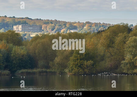 Jardins du Château de Worsbrough Wentworth réservoir usine paysage d'automne, South Yorkshire, Angleterre, Royaume-Uni, Europe Banque D'Images