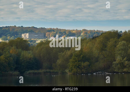 Jardins du Château de Worsbrough Wentworth réservoir usine paysage d'automne, South Yorkshire, Angleterre, Royaume-Uni, Europe Banque D'Images