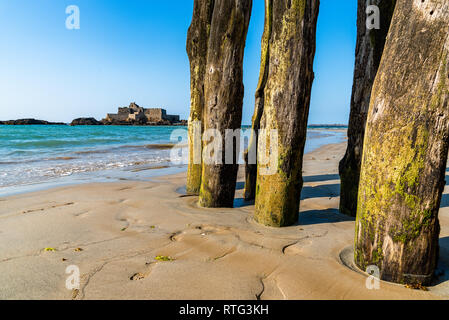 Poteaux en bois à l'extérieur des murs de Saint Malo. Bretagne, France, Europe Banque D'Images