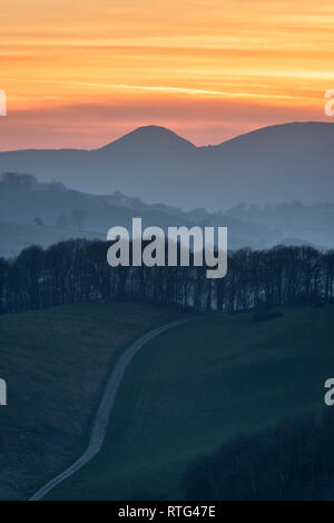 Powys, au Royaume-Uni. Coucher de soleil sur la paisible campagne près de Radnorshire Presteigne à la mi-galles, regardant vers la colline conique appelé le Whimble Banque D'Images