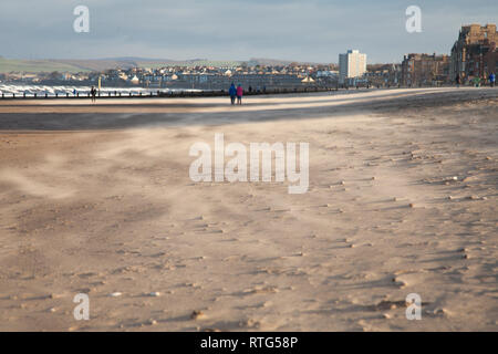 Ensoleillé et très venteux sur un jour sur la plage de Portobello à Édimbourg, capitale de l'Ecosse. Banque D'Images