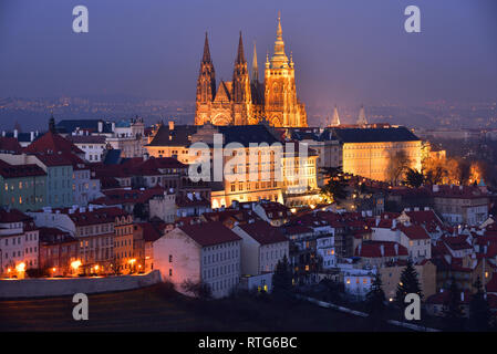 Le Château de Prague et de la Cathédrale St Vitus avec éclairage de nuit. Soirée d'hiver. Vue depuis le monastère de Strahov. Banque D'Images