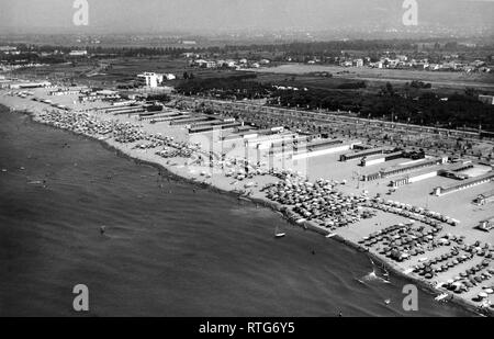 Plage, Marina di Carrara, Toscane, Italie 1964 Banque D'Images