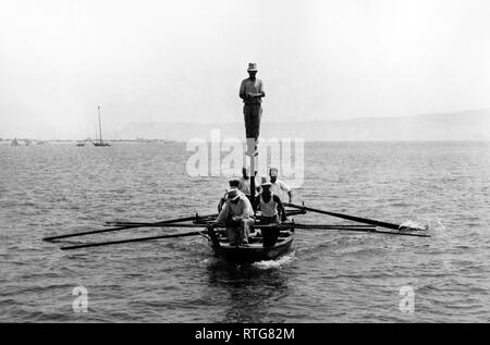 Bateau typique pour la pêche d'espadon, Italie 1955 Banque D'Images