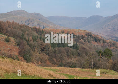 Le Fairfield Horseshoe ridge à pied vu de Loughrigg Fell, Lake District, UK Banque D'Images