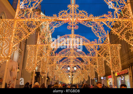 Rue nikolskaïa, décoration et éclairage pour le Nouvel An et les vacances de Noël dans la nuit, Moscou, Russie Banque D'Images