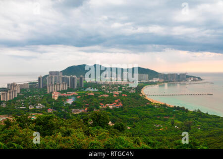 Belle vue panoramique sur la station city, Chine, Hainan. Ville Sanya est destination touristique populaire en Chine. Quartier résidentiel de la ville de Sanya, à terre Banque D'Images