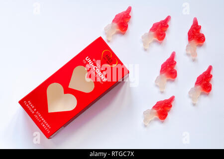 Fort de M&S ne serait-il être uni-ringard de dire Je t'aime & poire fraise jelly sweets ouvert pour afficher le contenu de blanc - pour la Saint-Valentin Banque D'Images