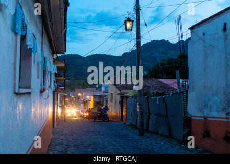 Street dans la vieille ville de nuit, Tepoztlán, Morelos, Mexique Banque D'Images