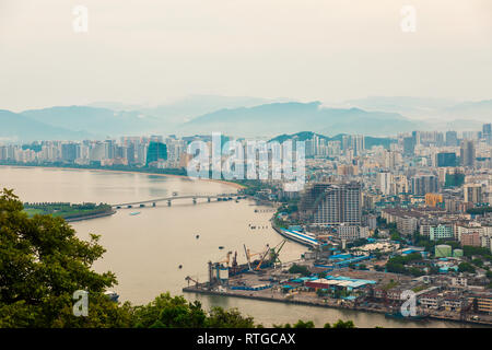 Belle vue panoramique sur la station city, Chine, Hainan. Ville Sanya est destination touristique populaire en Chine. Quartier résidentiel de la ville de Sanya, à terre Banque D'Images