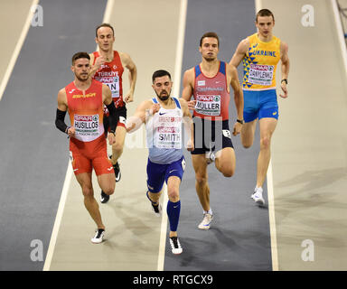 La société britannique Owen Smith mène de l'Espagne et de l'Oscar Husillos Czech Rep's Vit Muller dans l'épreuve du 400 m 2 de la chaleur au cours de la première journée de l'Indoor d'athlétisme à l'Emirates Arena, Glasgow. Banque D'Images