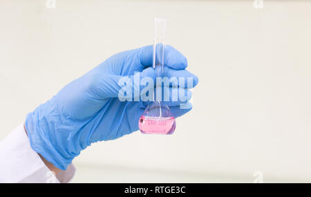 Scientist holding une fiole Banque D'Images