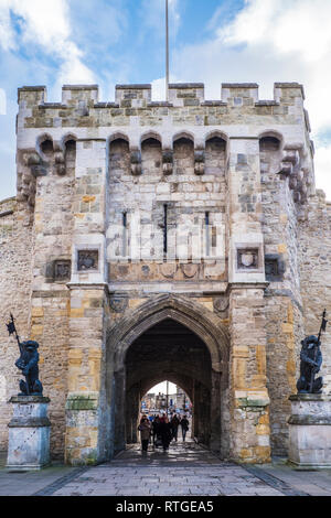 Historique La cité médiévale Bargate dans les murs de la ville de Southampton. Banque D'Images