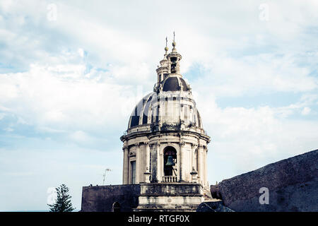 Les dômes de la cathédrale dédiée à Sainte Agathe de Catane, Sicile, Italie Banque D'Images