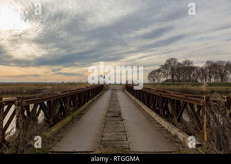 Pont dans le Parc Régional du Delta du Pô près de Comacchio Banque D'Images