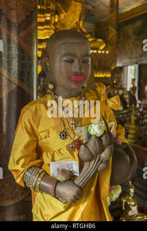 Il est coutume de donner de l'argent en don Wat Phnom Banque D'Images