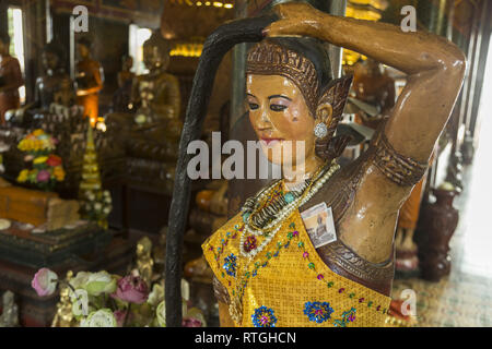 Il est coutume de donner de l'argent en don Wat Phnom Banque D'Images