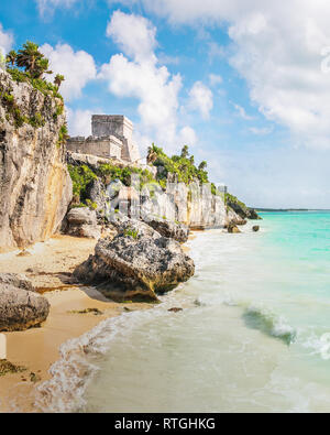 El Castillo et plage des Caraïbes - ruines mayas de Tulum, Mexique Banque D'Images