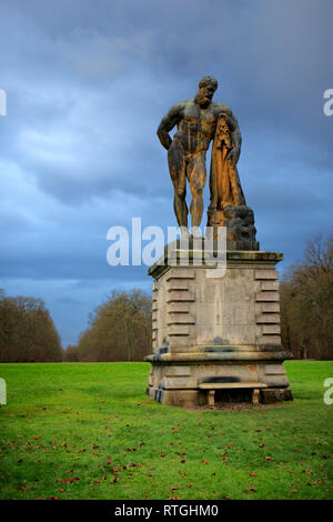 Statue d'Héraclès dans le parc, Vaux-le-Vicomte, France Banque D'Images