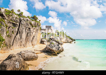 El Castillo et plage des Caraïbes - ruines mayas de Tulum, Mexique Banque D'Images