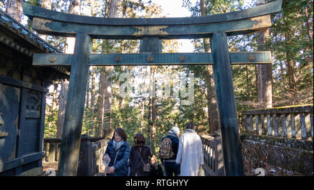 NIKKO, JAPON - Février 2, 2019 : des personnes non identifiées, marche à travers la porte de pierre dorii sanctuaire intérieur à Toshogu. Banque D'Images