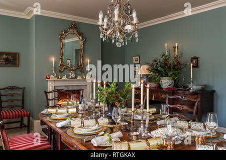Table de salle à manger en acajou et géorgienne bahut avec des chaises capitonnées de Regency stripe avec cheminée en anglais Banque D'Images