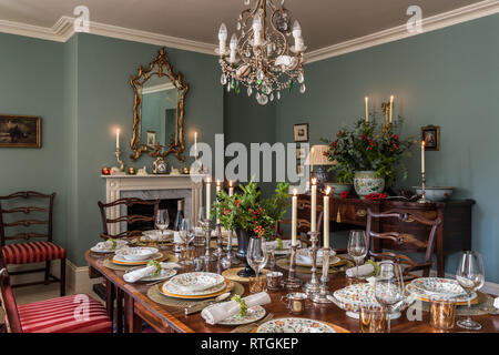 Table de salle à manger en acajou et géorgienne bahut avec des chaises capitonnées de Regency stripe avec cheminée en anglais Banque D'Images