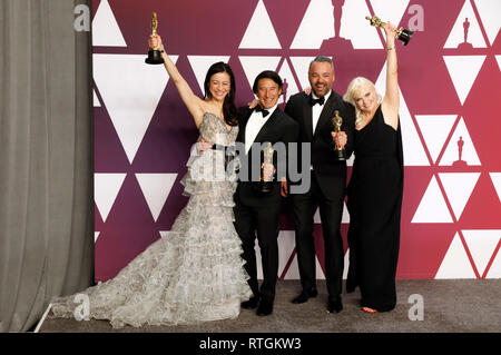 Les producteurs de 'gratuitement', Elizabeth Chai Vasarhelyi, Jimmy Chin, Evan Hayes et Shannon Dill posent avec le prix du meilleur film documentaire dans la salle de presse lors de la 91e assemblée annuelle de remise des oscars à Hollywood et Highland Center le 24 février 2019 à Hollywood, Californie. Banque D'Images