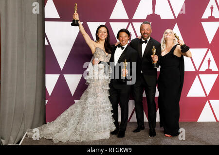 Les producteurs de 'gratuitement', Elizabeth Chai Vasarhelyi, Jimmy Chin, Evan Hayes et Shannon Dill posent avec le prix du meilleur film documentaire dans la salle de presse lors de la 91e assemblée annuelle de remise des oscars à Hollywood et Highland Center le 24 février 2019 à Hollywood, Californie. Banque D'Images