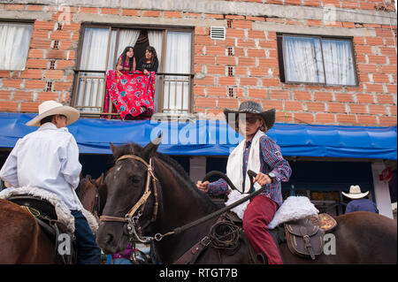 Donmatias, Antioquia, Colombie : Cabalgata. Banque D'Images