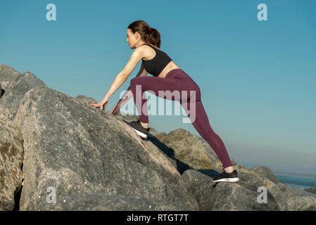 Cross country fitness., sur les rochers d'escalade femme Banque D'Images